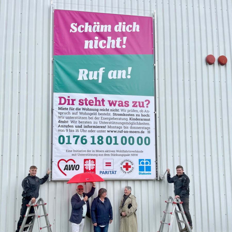 Banner-Montage beim Baumarkt Swertz in Moers Banner-Montage beim Baumarkt Swertz in Moers