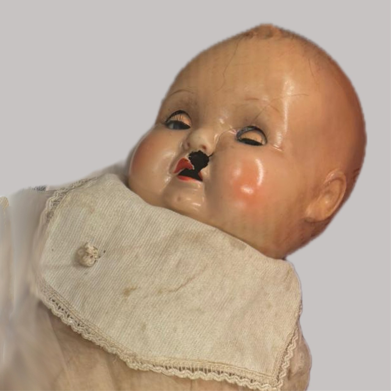 Am 12. August 1944 durchschlug eine Kugel das Puppengesicht und tötete das kleine Mädchen, das später auf der Dorfstraße gefunden wurde – ihre Lieblingspuppe hielt sie noch fest im Arm.