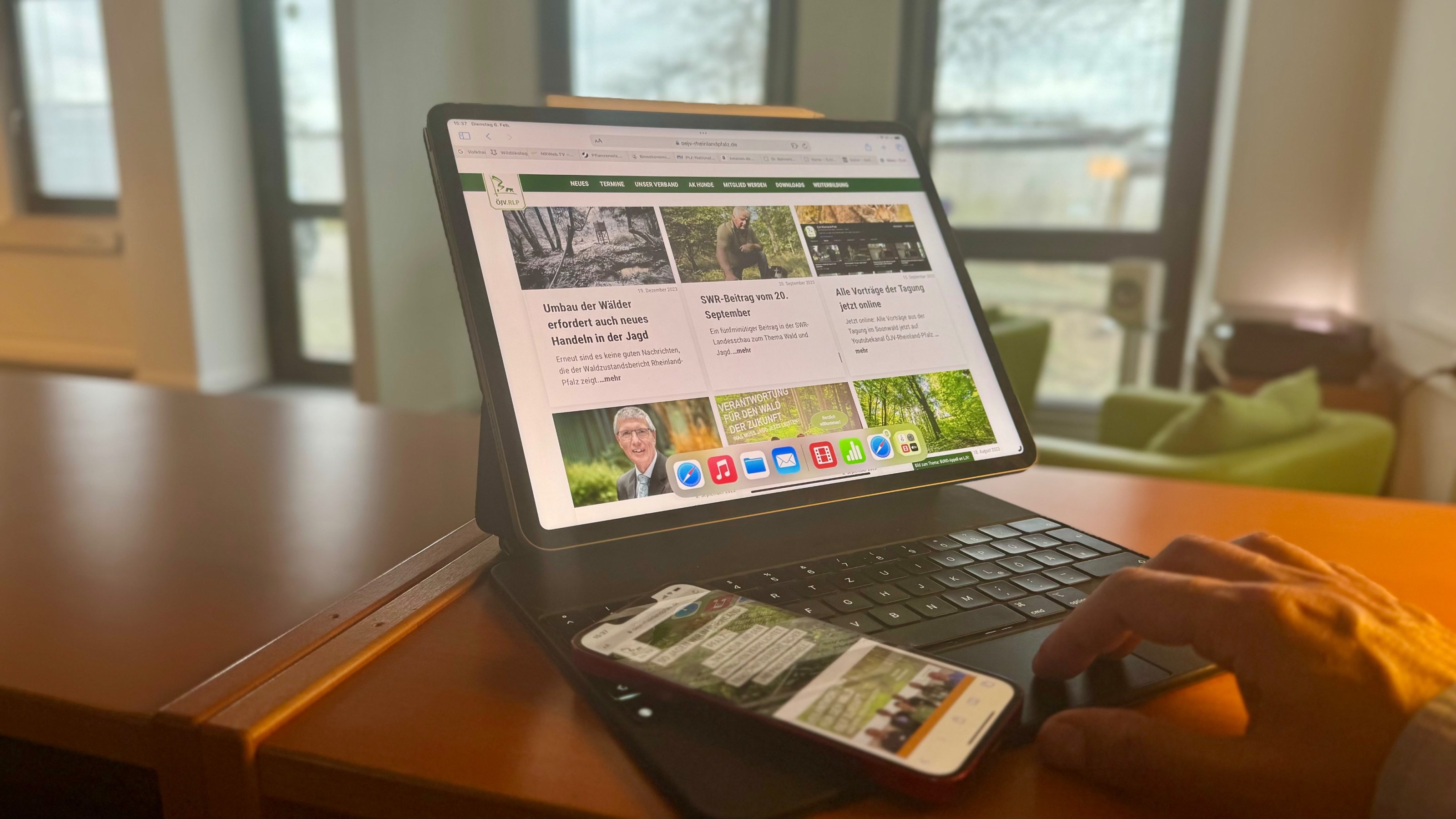 Tablet und Smartphone zeigen die Website des ÖJV Rheinland-Pfalz mit Nachrichten-Kacheln zu Wald und Jagd