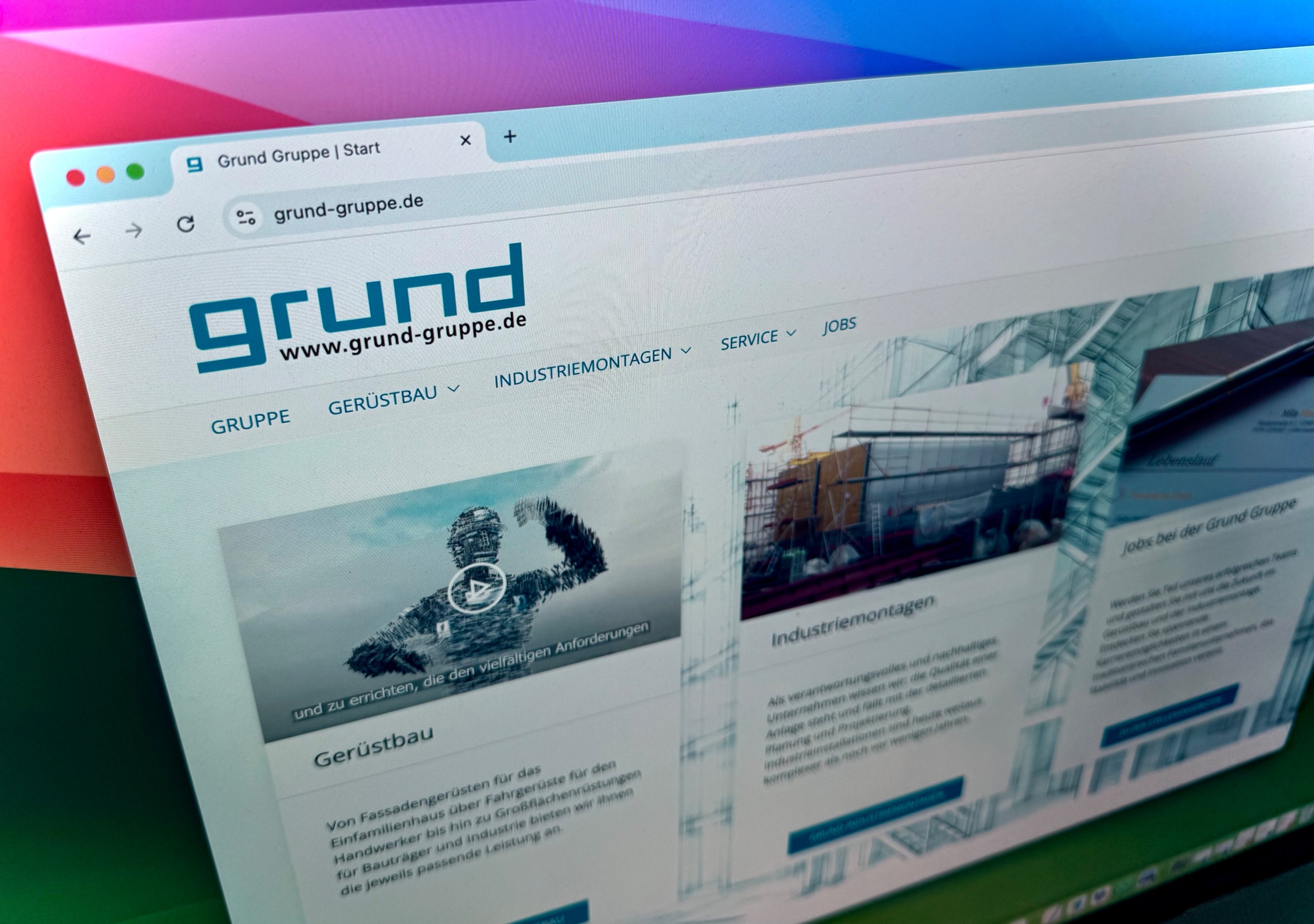 Browseransicht der Website grund-gruppe.de mit Logo „grund“ und Bereichen Gerüstbau, Industriemontagen und Jobs