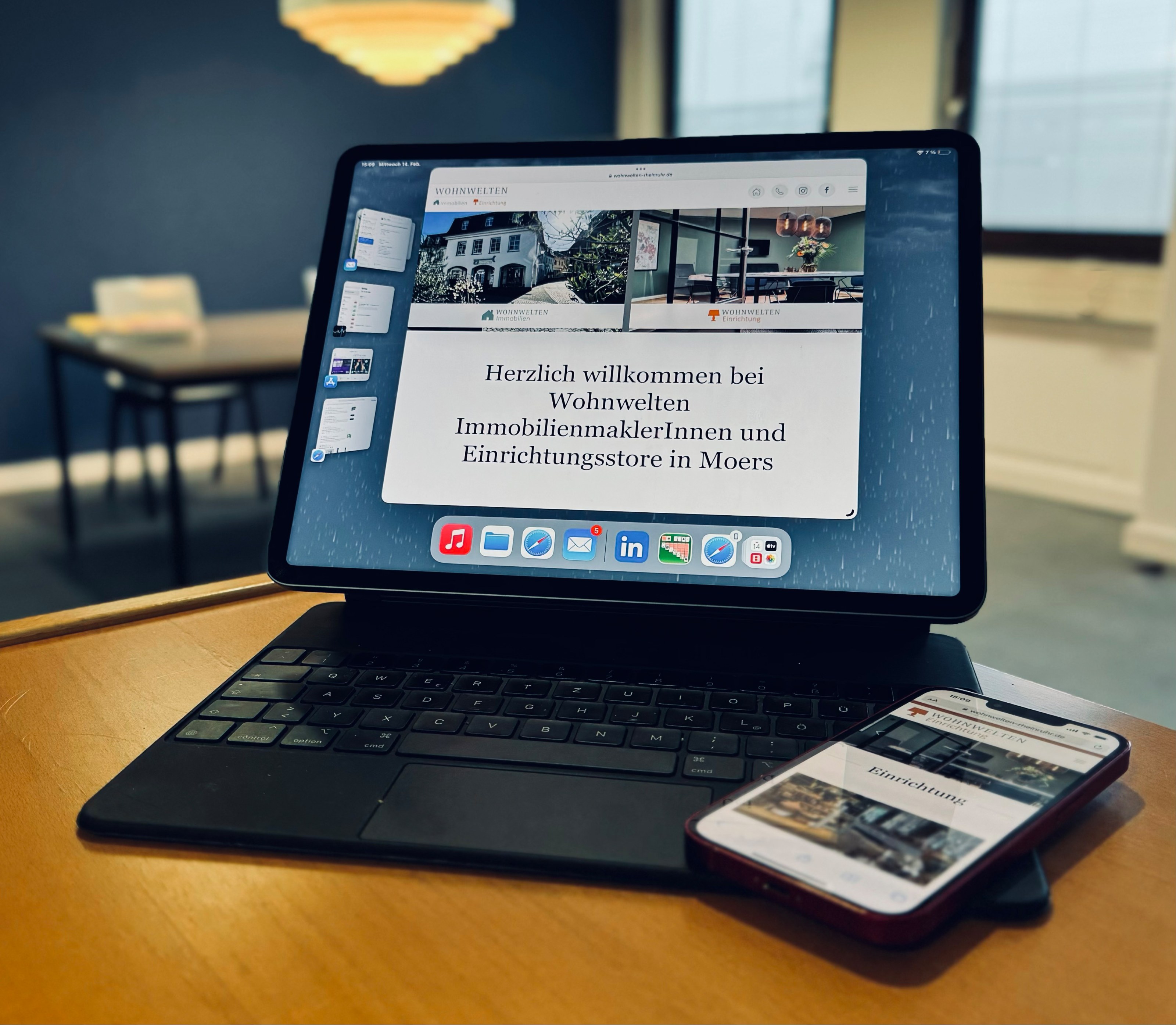 Tablet und Smartphone mit der Website von Wohnwelten Immobilien und Einrichtung: „Herzlich willkommen bei Wohnwelten“