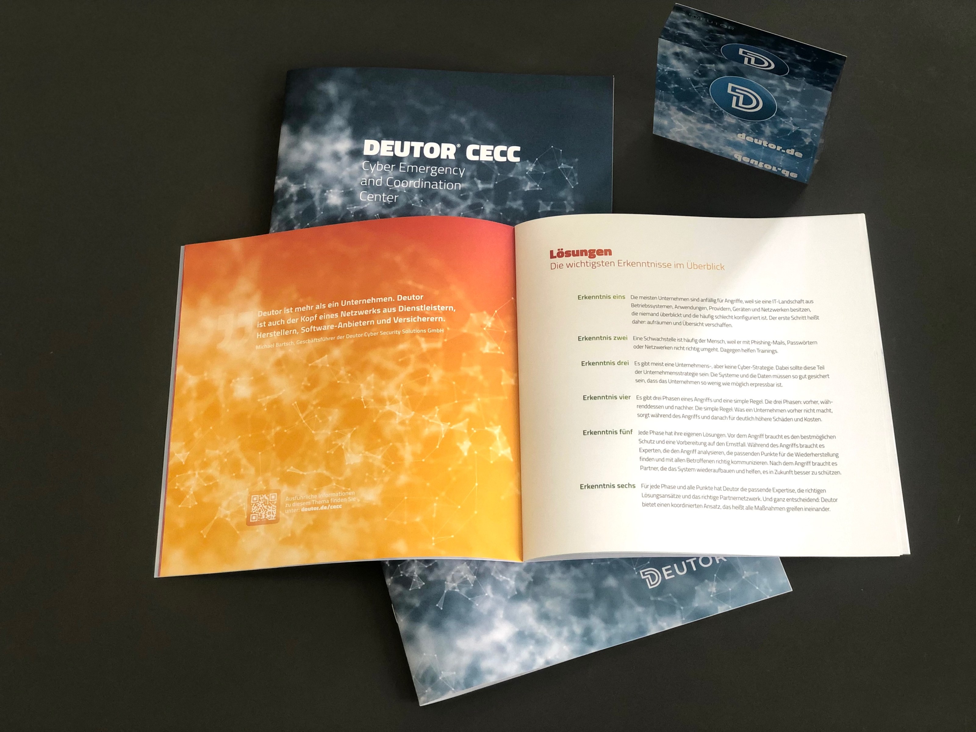 Broschüre „DEUTOR CECC – Cyber Emergency and Coordination Center“, aufgeschlagenes Heft und Aufsteller mit Deutor-Logo