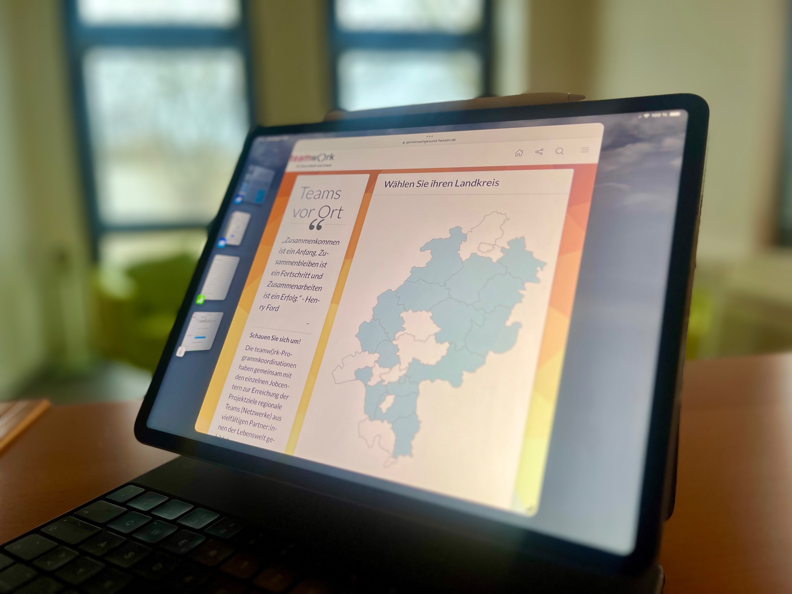 Tablet mit der Website gemeinsamgesund-hessen.de: Bereich „Teams vor Ort“ mit Hessenkarte zur Auswahl des Landkreises