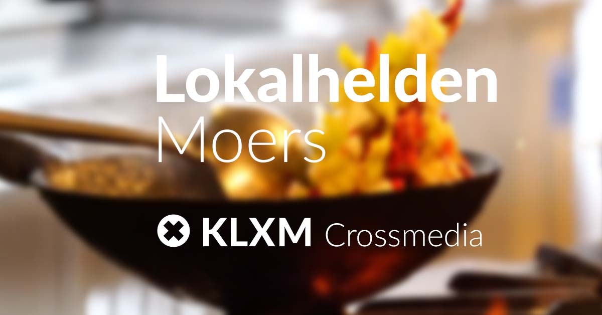 Titelgrafik „Lokalhelden Moers“ mit KLXM-Crossmedia-Logo vor unscharfem Foto einer Wokpfanne mit Gemüse