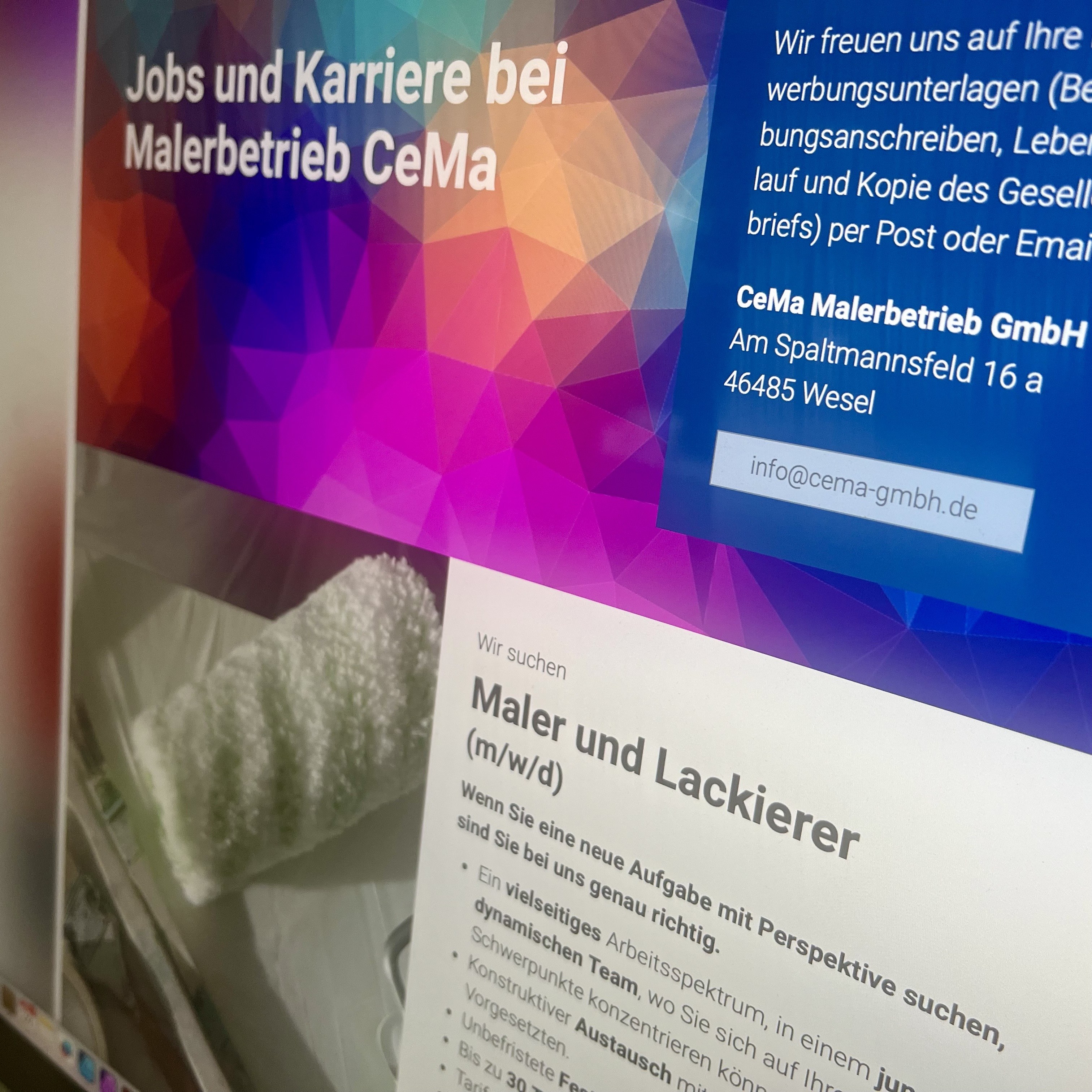 Karriereseite des Malerbetriebs CeMa auf einem Bildschirm: Stellenanzeige „Wir suchen Maler und Lackierer (m/w/d)“