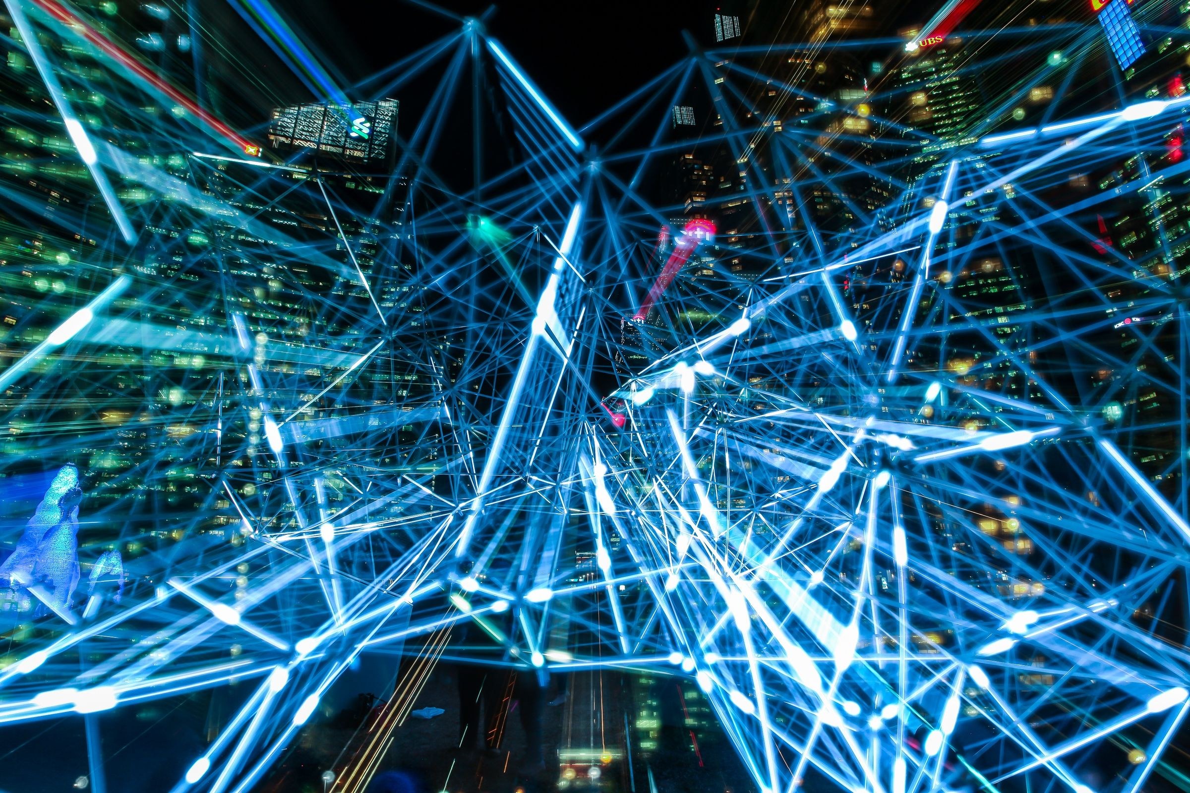 Blau leuchtende Lichtlinien, die sich wie ein Netz kreuzen